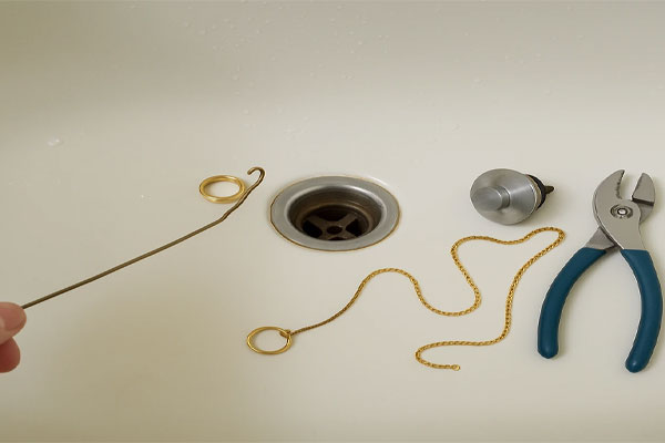 نجات اشیای قیمتی از چاه توالت