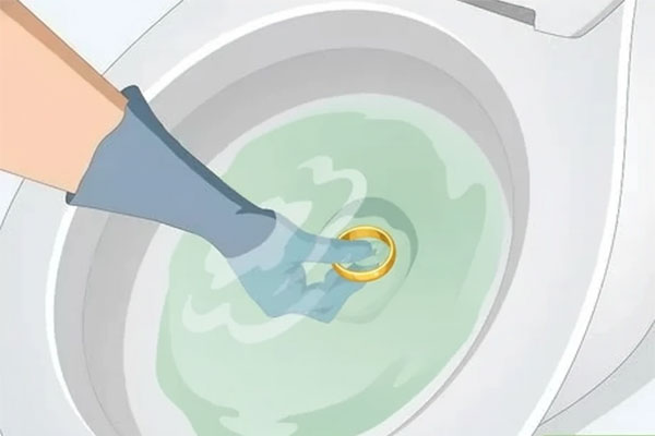 نجات اشیای قیمتی از چاه توالت