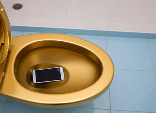 نجات فوری گوشی ازچاه توالت